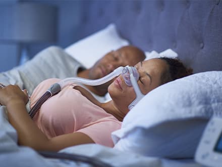 Kobieta śpiąca w masce nosowej Resmed AirFit N20
