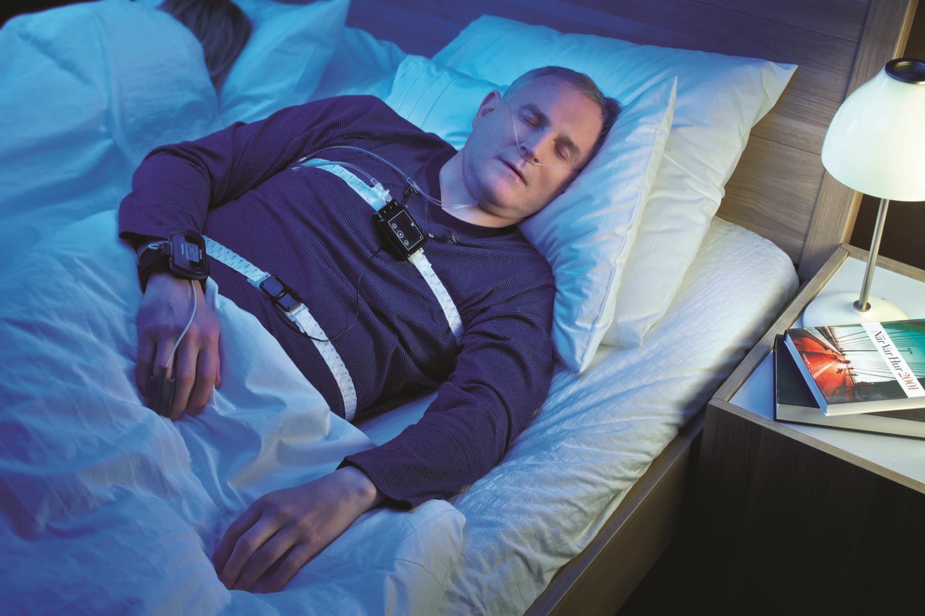 Pacjent z założonym aparatem do diagnostyki bezdechu sennego NOX T3