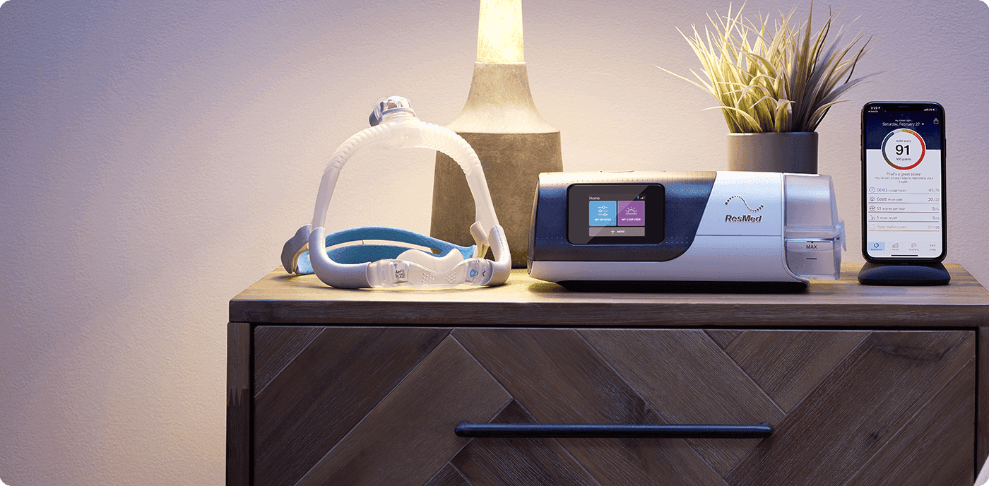 Aparat CPAP Resmed na szafce nocnej